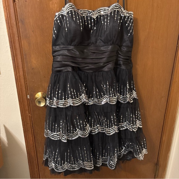 Masquerade Elegant Black Gown with Silver Accents Juniors 16/17 Vtg - Picture 2 of 9